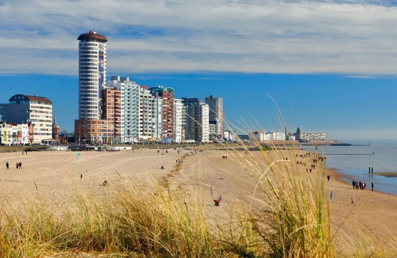 Das Meer an der Promenade genießen