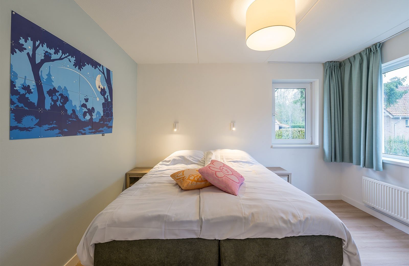 Buurpoes villa slaapkamer tweepersoonsbed